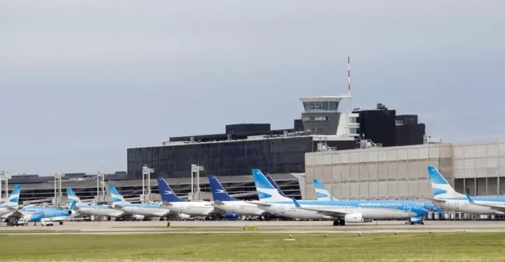 Aerolíneas Argentinas advierte demoras en vuelos por asambleas de pilotos de APLA