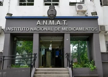ANMAT prohíbe productos de alisado y limpieza por falta de seguridad y riesgo de toxicidad