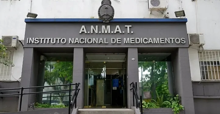 ANMAT prohíbe productos de alisado y limpieza por falta de seguridad y riesgo de toxicidad