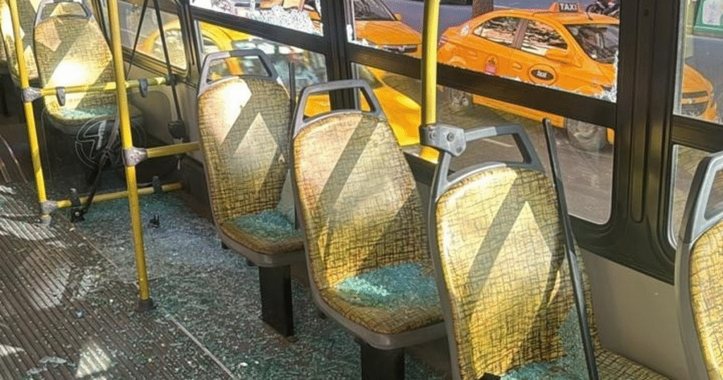 Pasajero furioso destroza colectivo en Nueva Córdoba por pago en efectivo