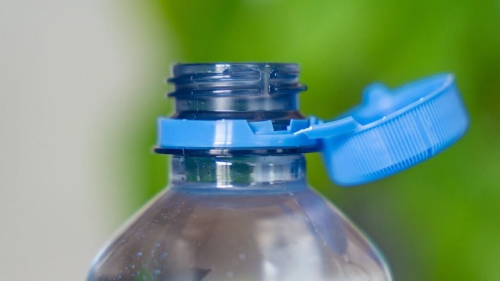 Transforma botellas de plástico en soluciones útiles y económicas para el hogar