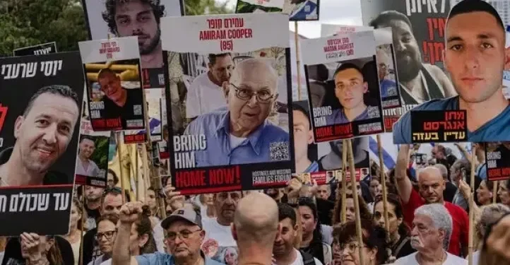 Hamas entrega solo cuatro cuerpos de rehenes y familiares exigen respuesta inmediata