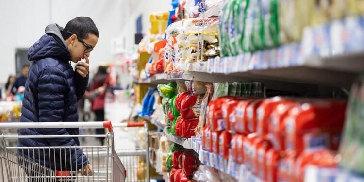 Caída del consumo masivo golpea a la clase media en septiembre