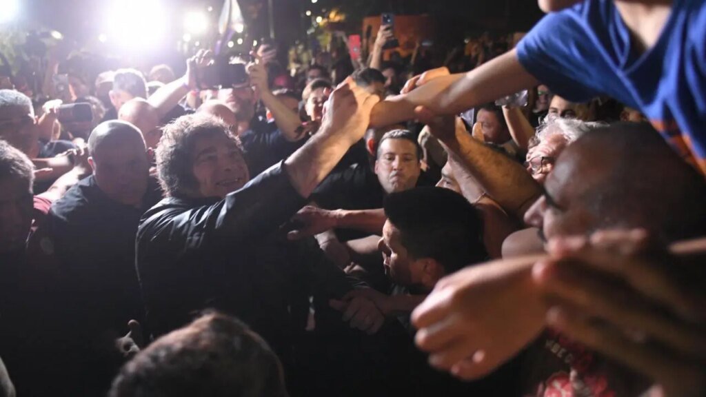 Milei cierra su campaña en Rosario y llama a cambiar el Congreso este domingo