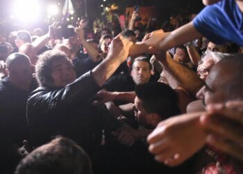 Milei cierra su campaña en Rosario y llama a cambiar el Congreso este domingo