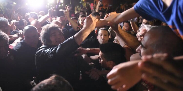 Milei cierra su campaña en Rosario y llama a cambiar el Congreso este domingo