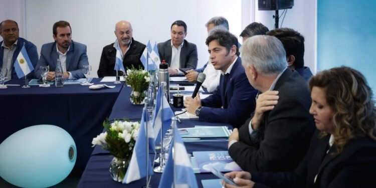 Kicillof respalda a intendentes y cuestiona al Gobierno nacional en FAM