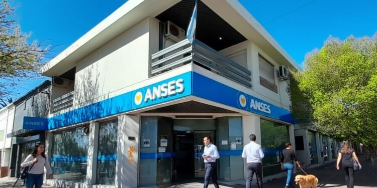 ANSES libera el cronograma de pagos para jubilaciones y asignaciones hoy