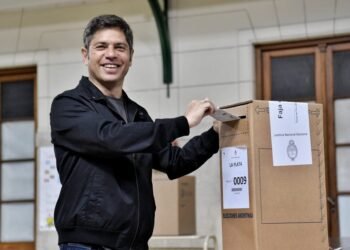 Kicillof insta a votar y propone diálogo en un día clave para el país