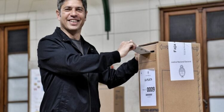 Kicillof insta a votar y propone diálogo en un día clave para el país