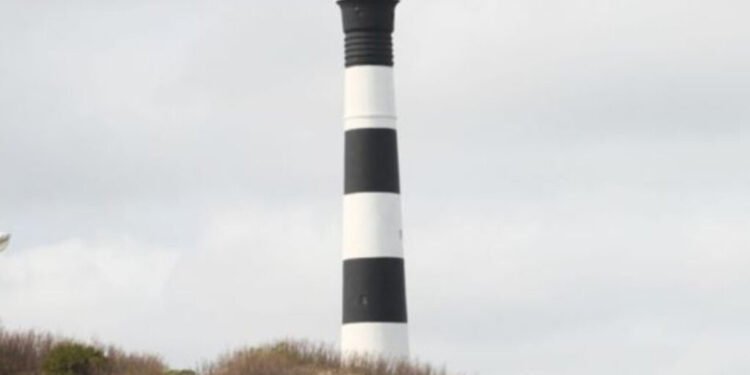 La historia del Faro de Claromecó, testigo de naufragios y guerra