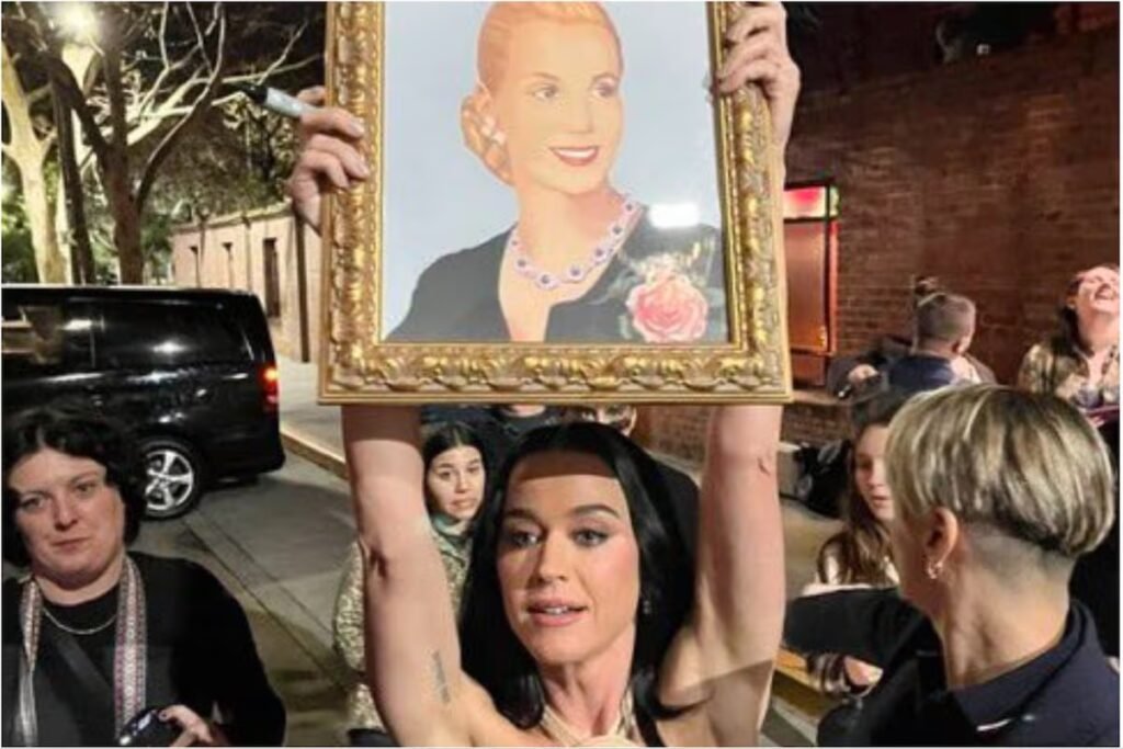 Katy Perry protege un cuadro de Evita en un divertido video viral