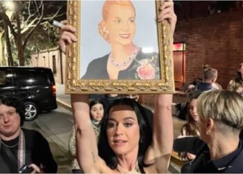 Katy Perry protege un cuadro de Evita en un divertido video viral