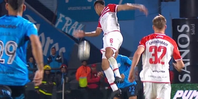 Estudiantes sufre un gol de Belgrano tras error defensivo crucial