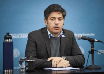 Kicillof critica a Milei por continuar políticas que agravan la crisis económica