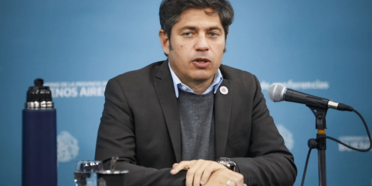 Kicillof critica a Milei por continuar políticas que agravan la crisis económica