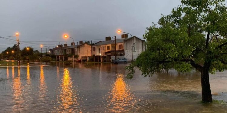 Río Areco alcanza 4 metros y San Antonio de Areco pide evacuación urgente