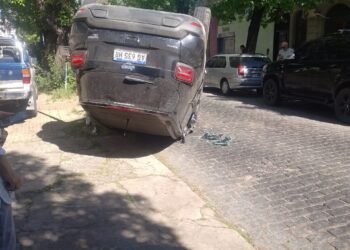 Volcó un auto en La Plata y su conductora resultó ilesa tras el accidente