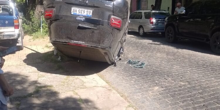 Volcó un auto en La Plata y su conductora resultó ilesa tras el accidente
