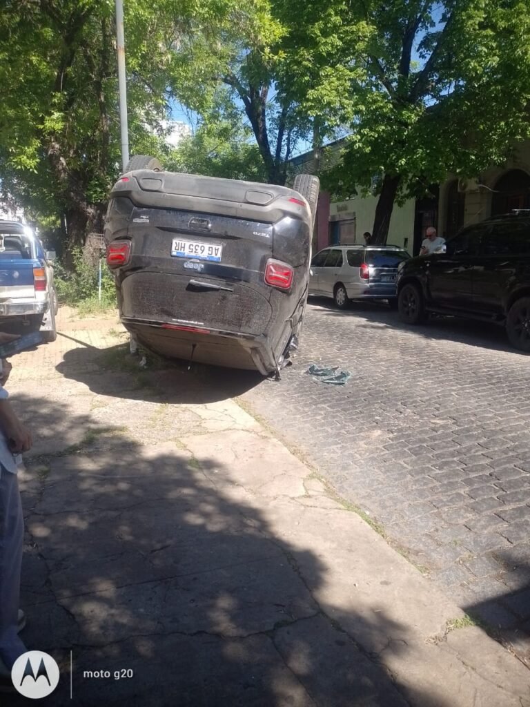 Volcó un auto en La Plata y su conductora resultó ilesa tras el accidente