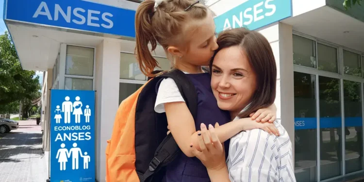 ¿Cómo se puede modificar la titularidad de la AUH y SUAF en Anses?