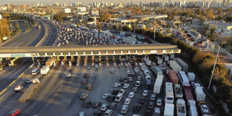 Restricciones en rutas bonaerenses buscan mejorar el tránsito hacia la costa