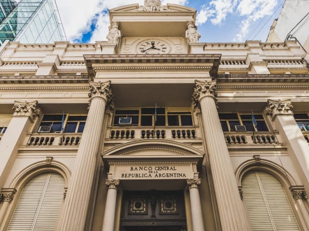 Feriado bancario brinda respiro a financieros ante la volatilidad del dólar