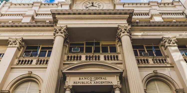 Feriado bancario brinda respiro a financieros ante la volatilidad del dólar