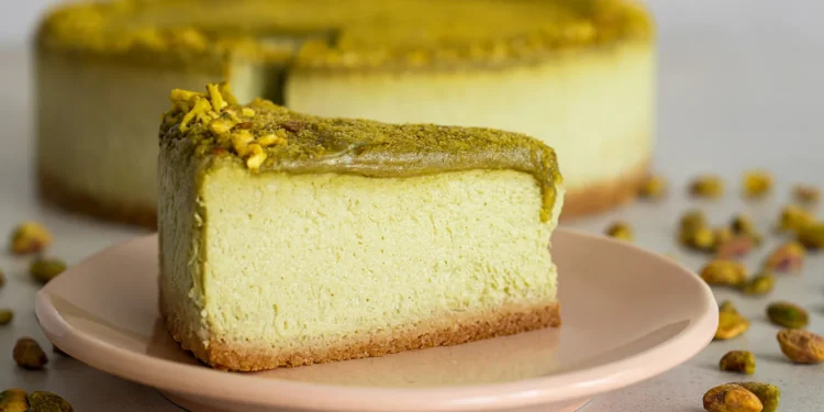 El cheesecake de pistacho sin horno conquista el paladar gourmet en redes