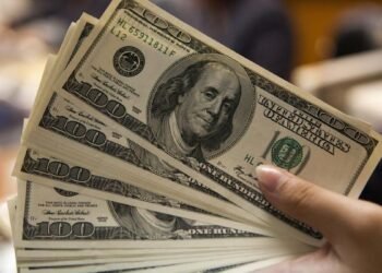 El dólar blue desciende a $1.415 mientras Caputo se reúne en EE.UU.