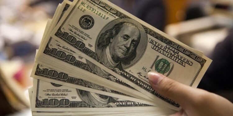 El dólar blue desciende a $1.415 mientras Caputo se reúne en EE.UU.