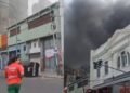Incendio en taller mecánico de Parque Patricios evacúa a 150 personas