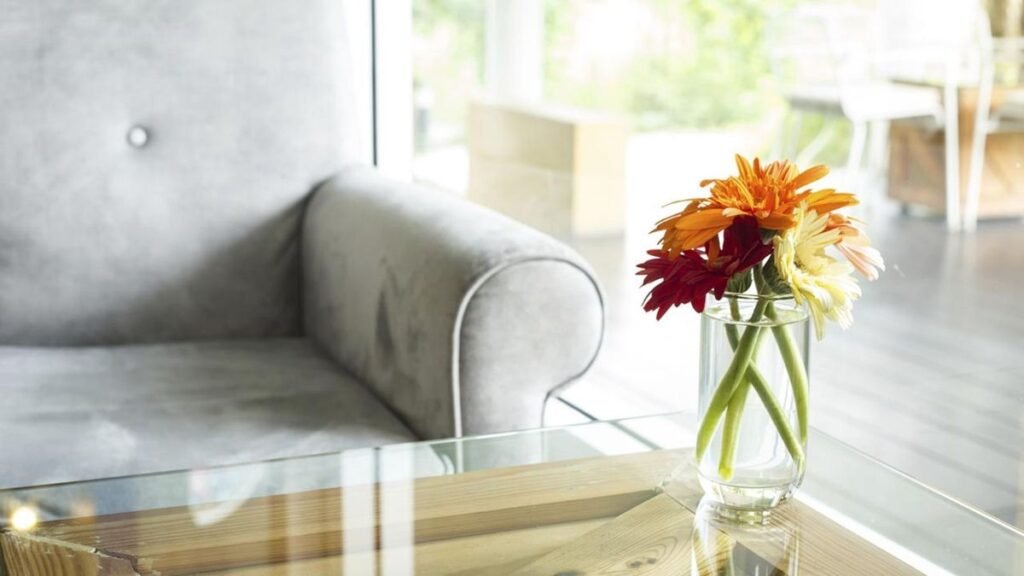 El truco casero que elimina rayones de vidrios y devuelve su brillo