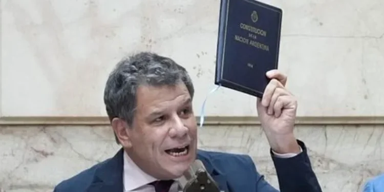 Manes denuncia un pacto entre el Gobierno y el kirchnerismo por el populismo