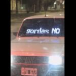 Viralizan mensaje gordofóbico en cartel LED de un Fiat 147 en la calle
