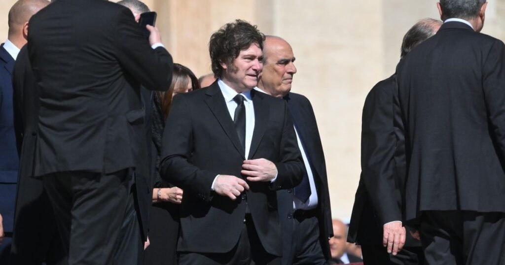 Guillermo Francos renuncia como jefe de Gabinete y es reemplazado por Adorni