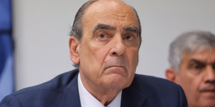 Francos se afianza en el Gabinete tras elecciones, espera cambios en diciembre