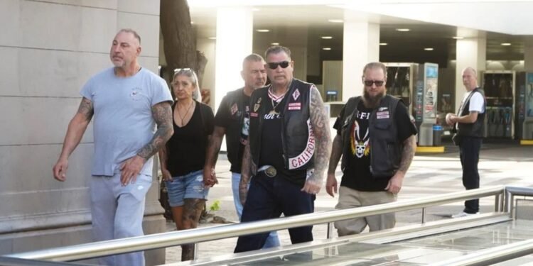 Pelea masiva en La Plata involucra a Hells Angels y cuidacoches