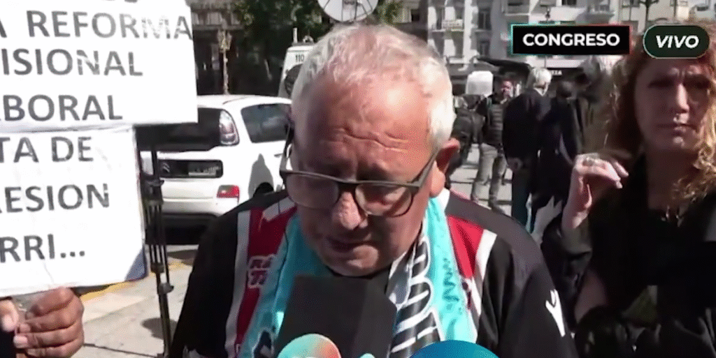 Jubilados marchan en el Congreso mientras uno de sus líderes enfrenta una crisis familiar