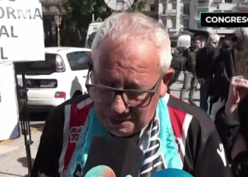 Jubilados marchan en el Congreso mientras uno de sus líderes enfrenta una crisis familiar