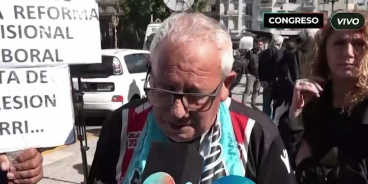 Jubilados marchan en el Congreso mientras uno de sus líderes enfrenta una crisis familiar
