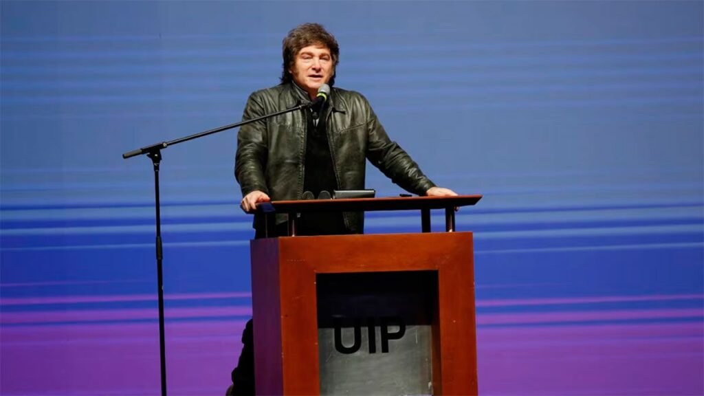 Milei mezcla rock y política en un acto multitudinario previo a las elecciones