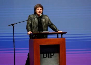 Milei mezcla rock y política en un acto multitudinario previo a las elecciones