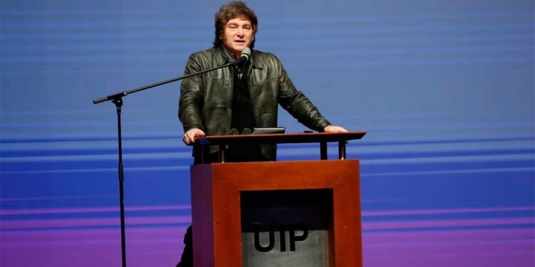 Milei mezcla rock y política en un acto multitudinario previo a las elecciones