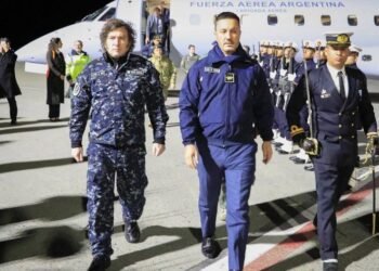 Polémica en Defensa por reunión de oficiales argentinos en embajada británica