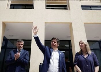 Kicillof defiende la descentralización estatal en la nueva Casa de la Provincia en Magdalena