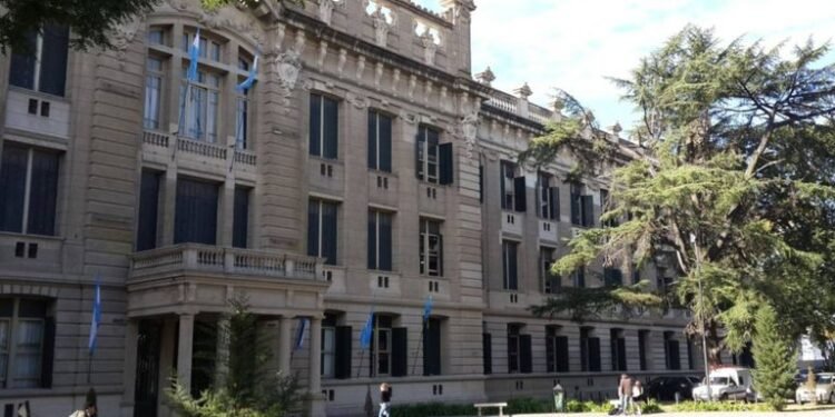 Tensión en el Colegio Nacional de La Plata tras denuncia a preceptor por amenazas a alumno