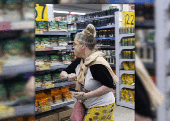 Mujer agreda a fotógrafos con cuchillo en acto político de Javier Milei