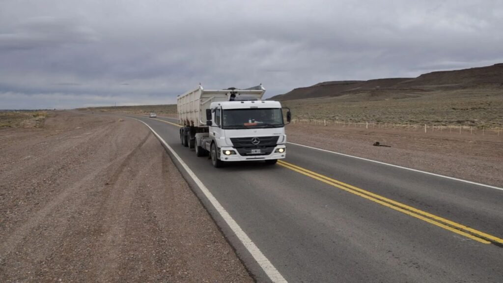 Trágico accidente en Ruta Nacional 23 deja un muerto tras desmonte de camión