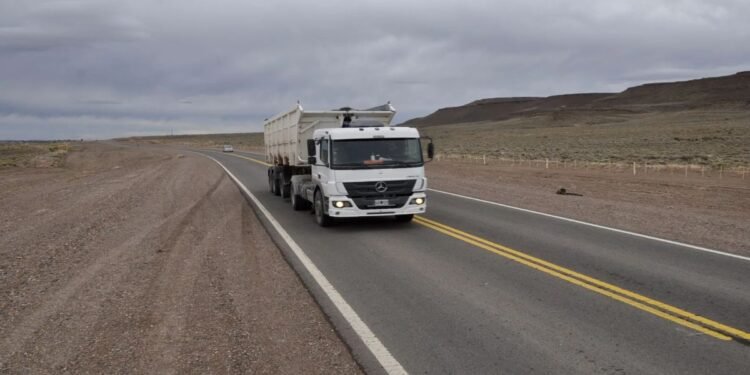 Trágico accidente en Ruta Nacional 23 deja un muerto tras desmonte de camión